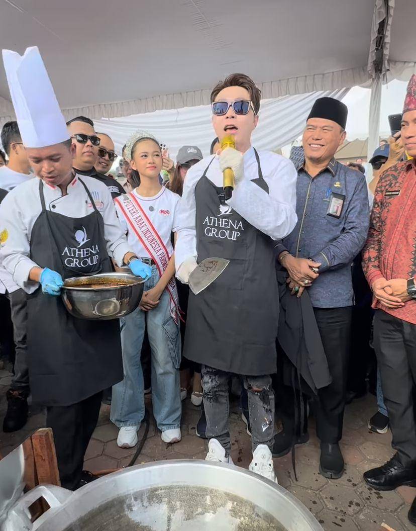 potret Richard Lee masak besar di Palembang (Instagram.com/dr.richard_lee)