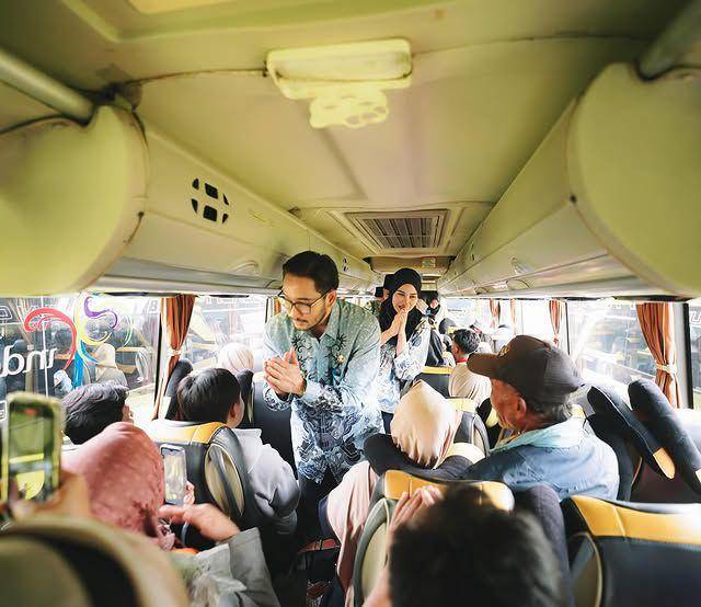 potret Syahnaz Sadiqah dampingi suami lepas bus mudik gratis (Instagram.com/syahnazs)