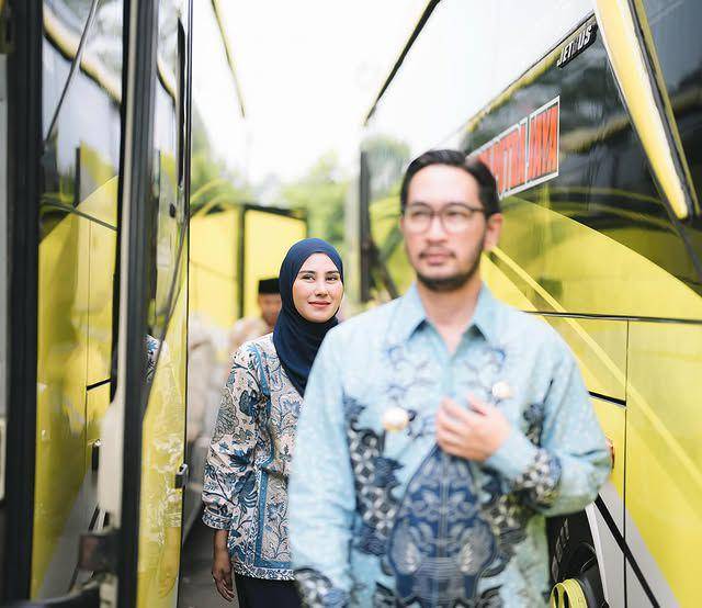 potret Syahnaz Sadiqah dampingi suami lepas bus mudik gratis (Instagram.com/syahnazs)