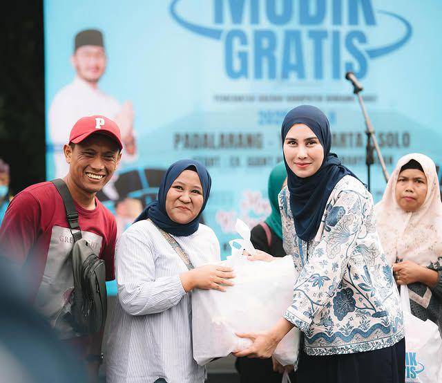 potret Syahnaz Sadiqah dampingi suami lepas bus mudik gratis (Instagram.com/syahnazs)
