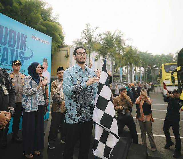 potret Syahnaz Sadiqah dampingi suami lepas bus mudik gratis (Instagram.com/syahnazs)