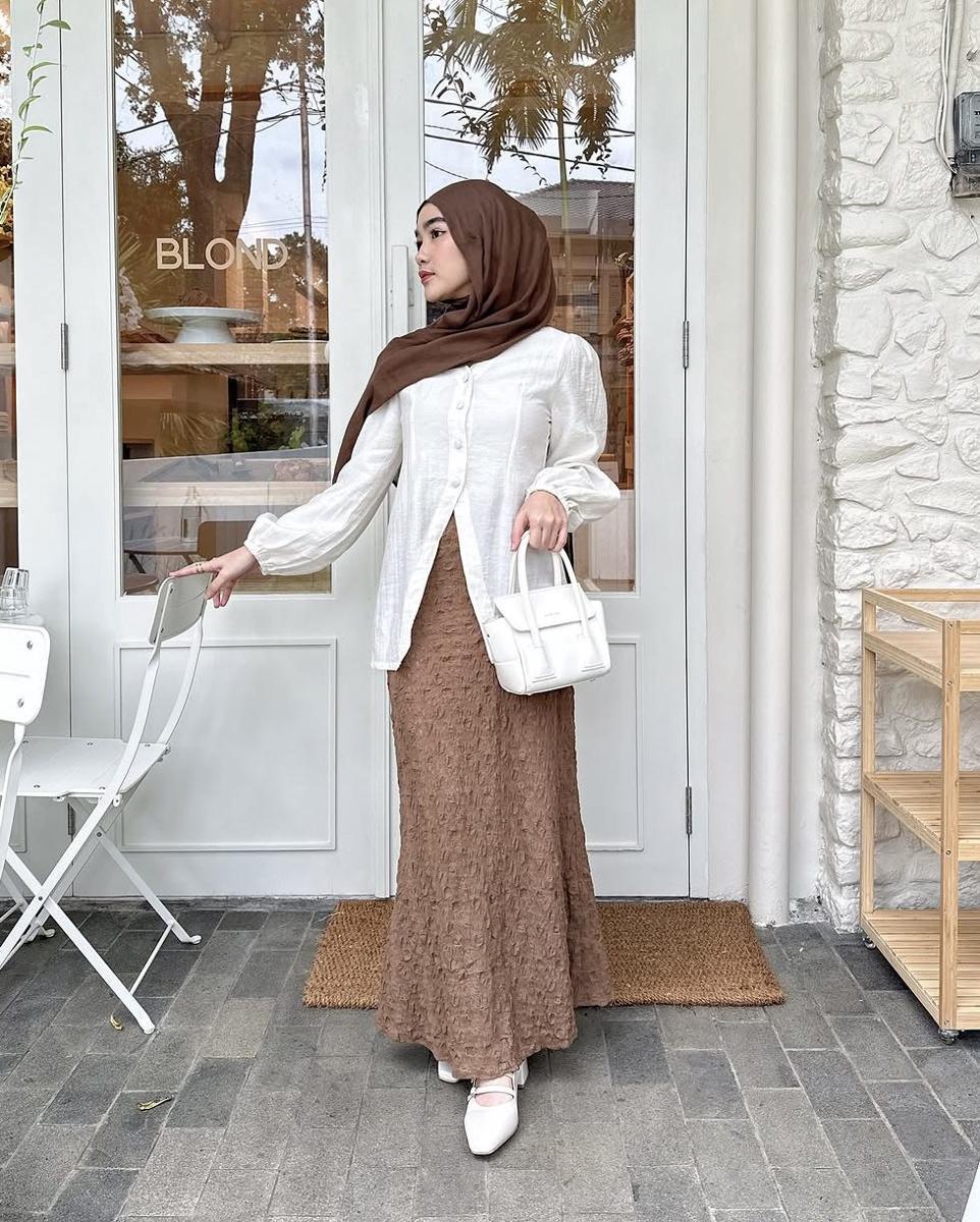 potret ide OOTD hijab simple chic style ala Karina Santi (instagram.com/karinarsantii)