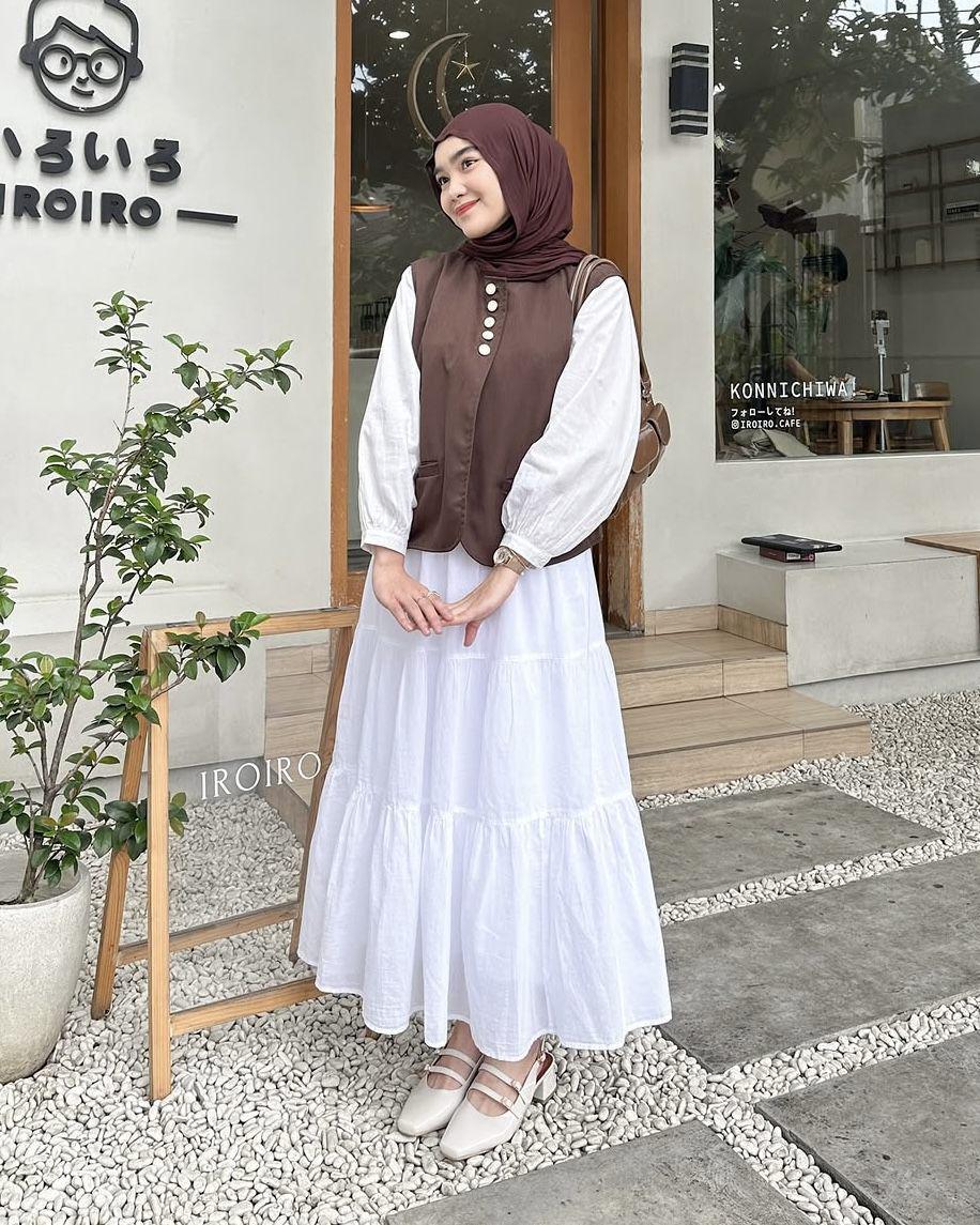 potret ide OOTD hijab simple chic style ala Karina Santi (instagram.com/karinarsantii)
