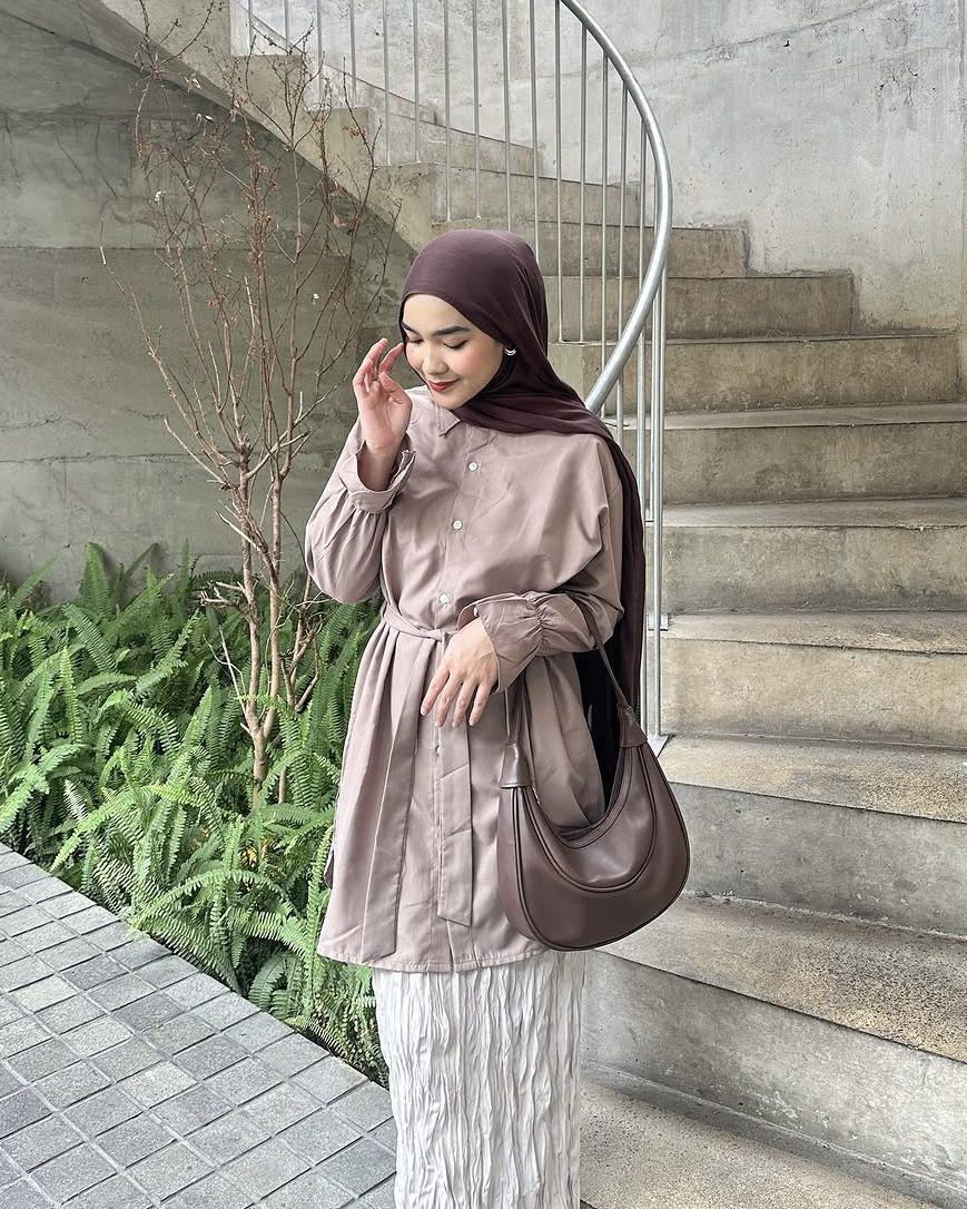 potret ide OOTD hijab simple chic style ala Karina Santi (instagram.com/karinarsantii)