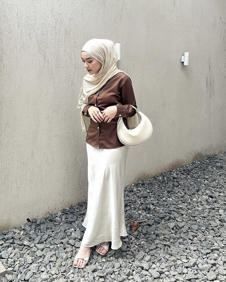 potret ide OOTD hijab simple chic style ala Karina Santi (instagram.com/karinarsantii)