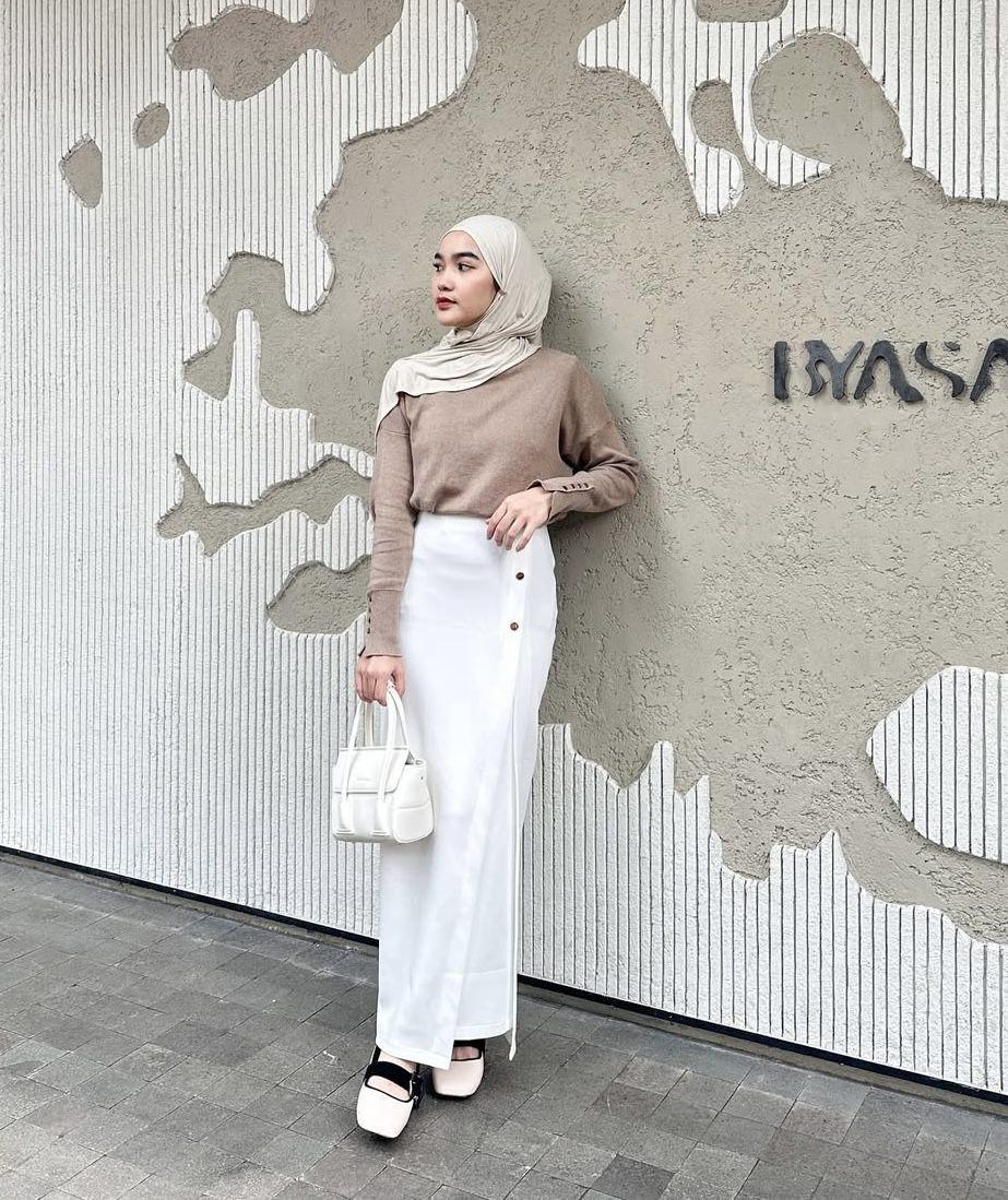 potret ide OOTD hijab simple chic style ala Karina Santi (instagram.com/karinarsantii)