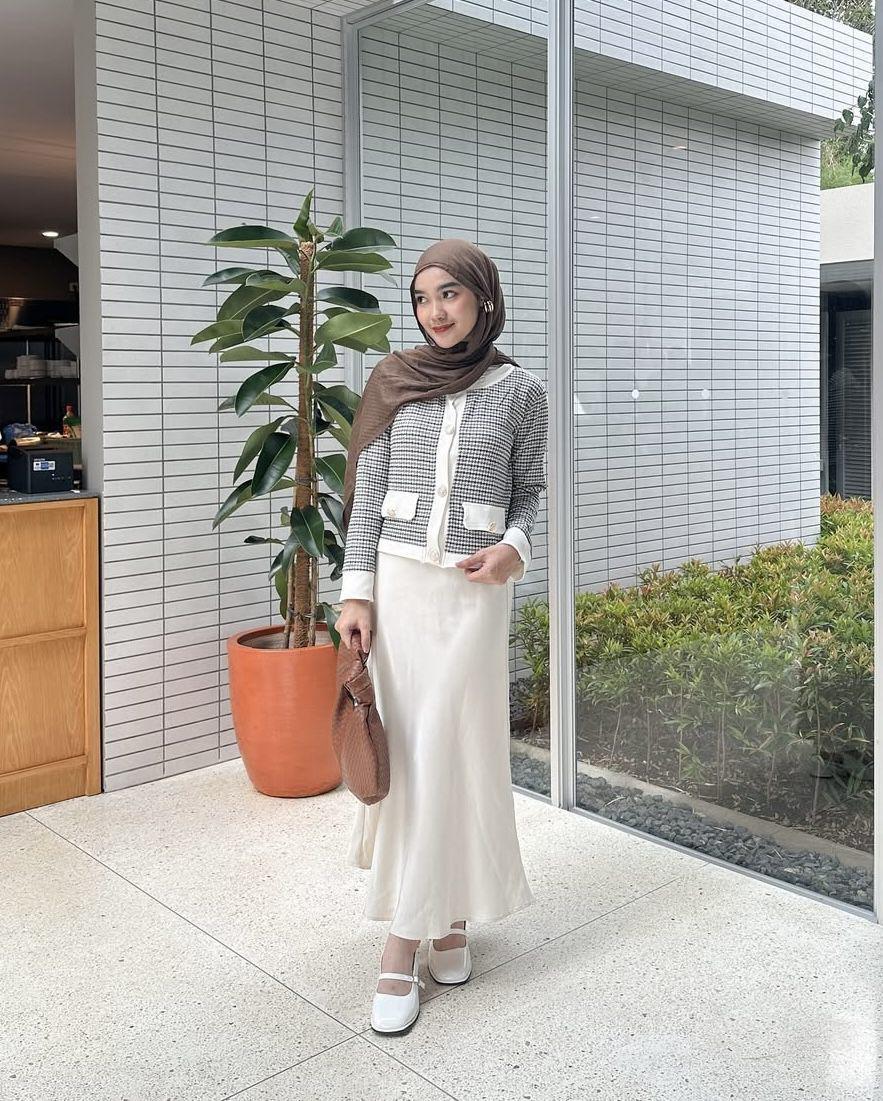 potret ide OOTD hijab simple chic style ala Karina Santi (instagram.com/karinarsantii)
