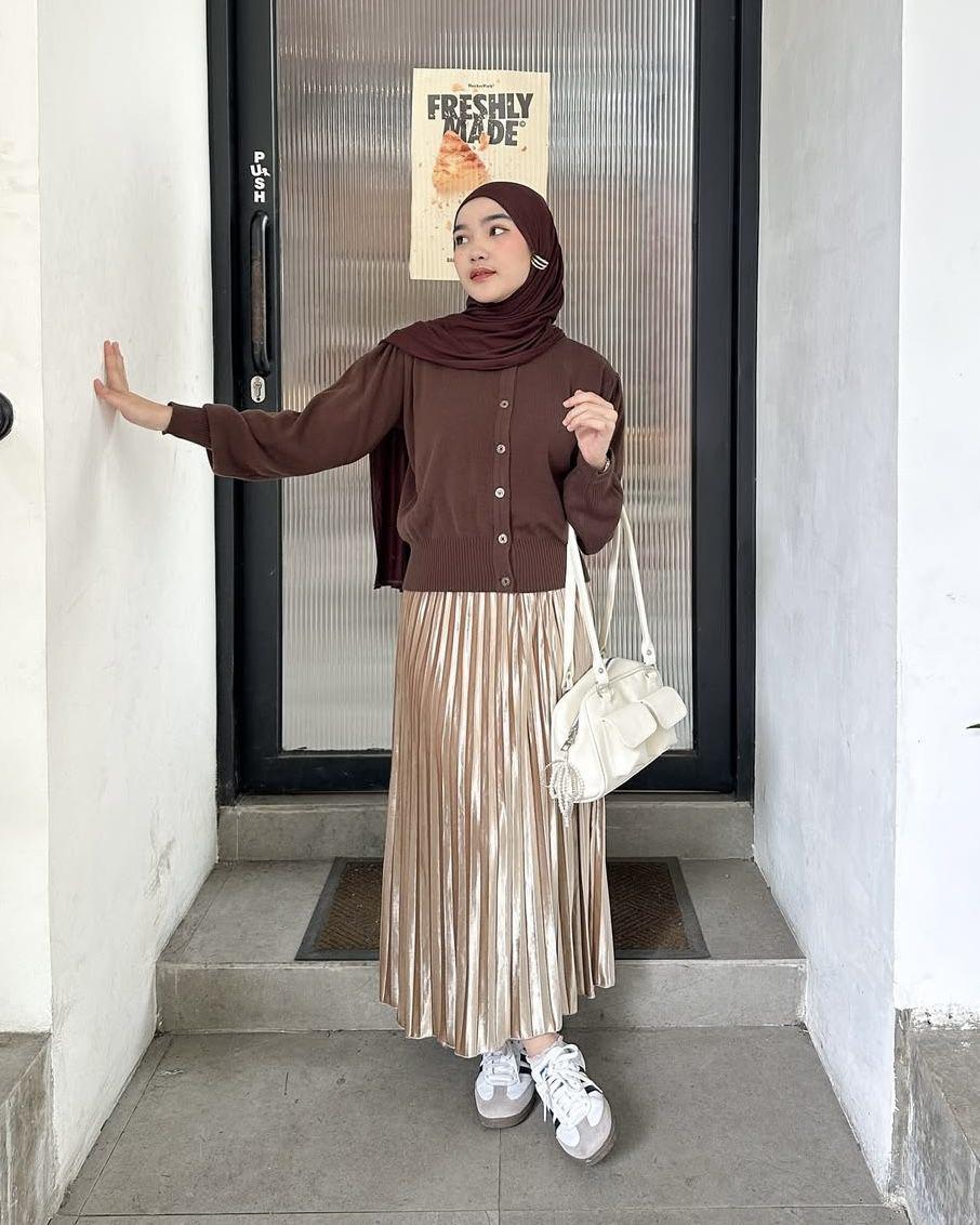 potret ide OOTD hijab simple chic style ala Karina Santi (instagram.com/karinarsantii)