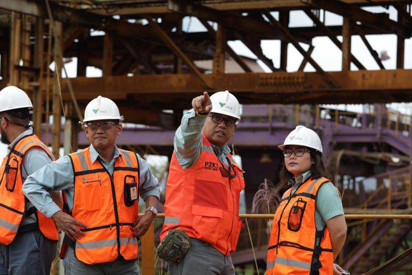 Potret karyawan PT Vale Indonesia bertugas di lapangan (vale.com)