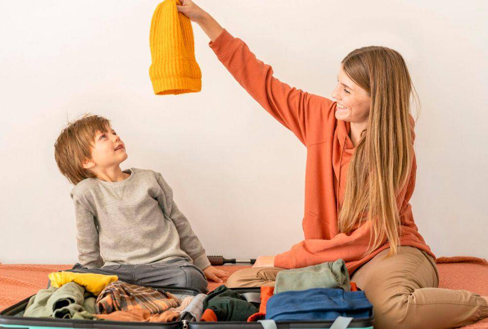 ilustrasi ibu dan anak packing baju anak (freepik.com/freepik)