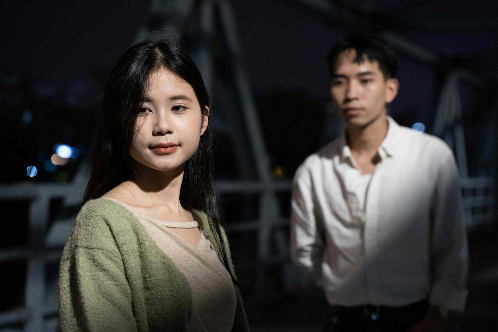 potret pasangan yang tidak saling tatap (unsplash.com/nguyen quan)