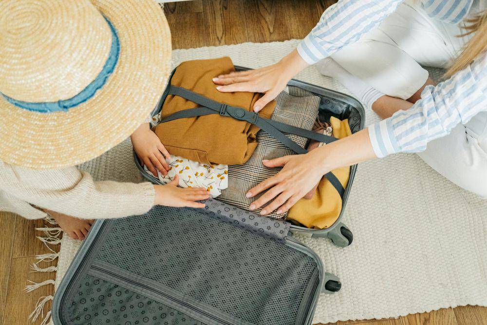 ilustrasi seseorang packing (pexels.com/Ivan Samkov)