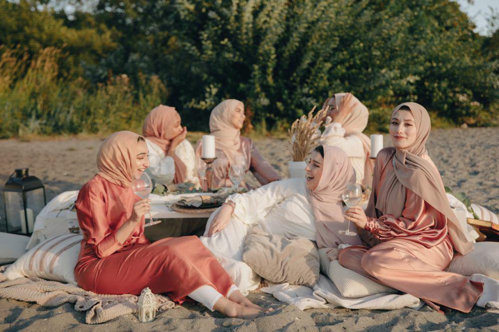 ilustrasi sekelompok perempuan yang sedang berkumpul (pexels.com/PNW Production)
