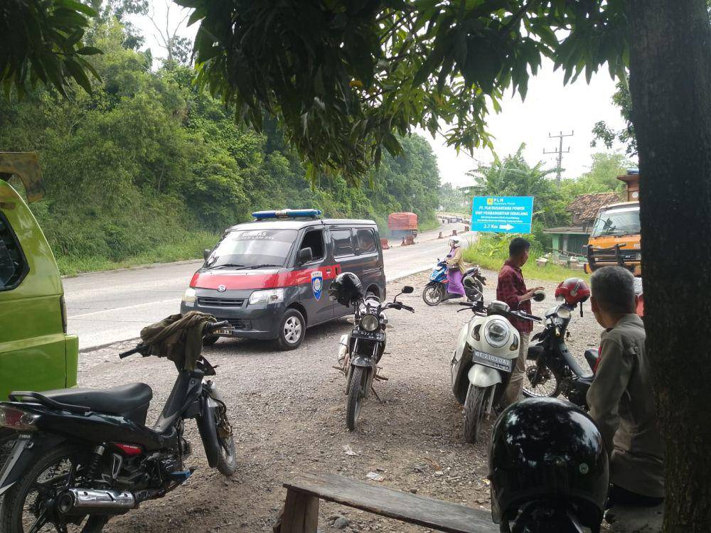 Petugas Polres Lampung Selatan memberikan pelayanan kepada pemudik Lebaran 2025. (DOK. Polres Lampung Selatan).
