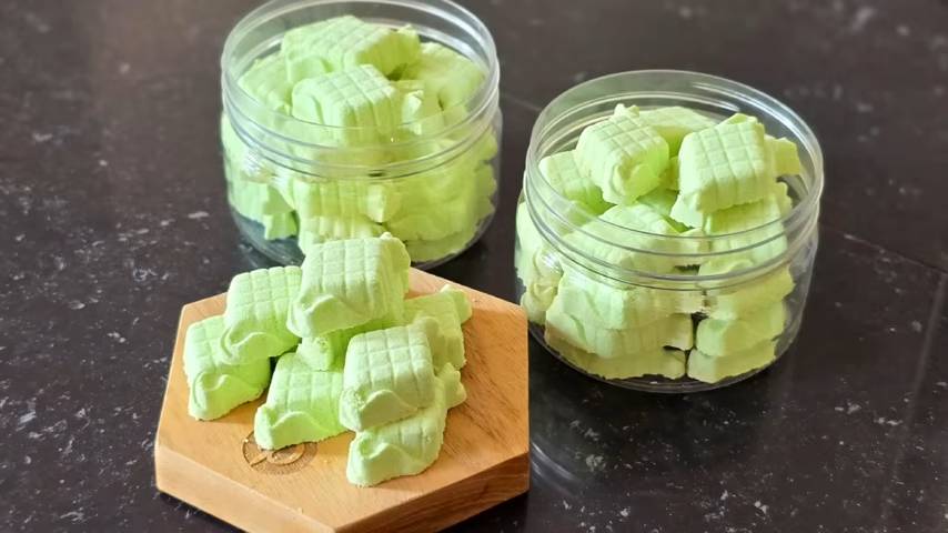 ilustrasi kue bangkit susu pandan (YouTube.com/Cooking with Hel)