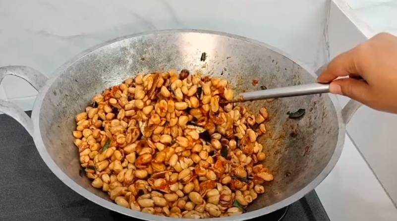 ilustrasi mencampur kacang bawang dengan bumbu balado (YouTube.com/ARA KITCHEN)