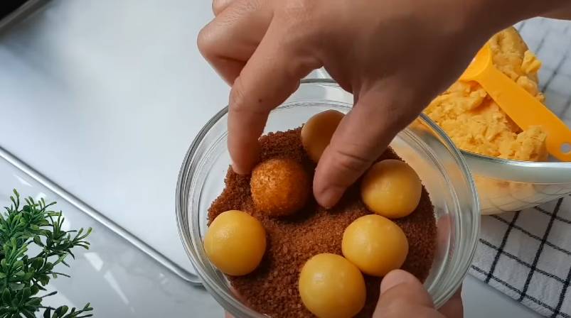 ilustrasi membalut adonan cheese cookies dengan gula palem (YouTube.com/atha naufal)