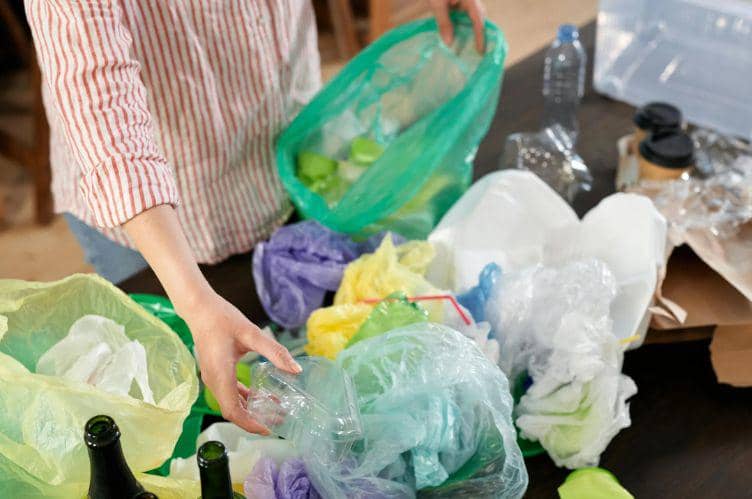 ilustrasi kantong plastik (Pexels/Julia M Cameron)