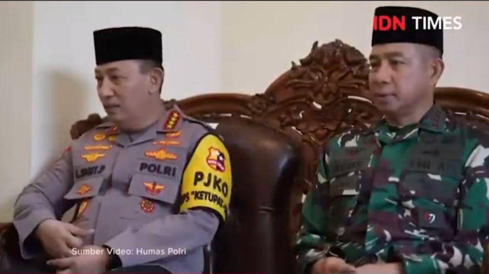 Kapolri Jenderal (Pol) Listyo Sigit Prabowo dan Panglima TNI, Jenderal Agus Subiyanto saat berkunjung ke rumah polisi yang tewas di Lampung. (Dokumentasi Divisi Humas Polri)