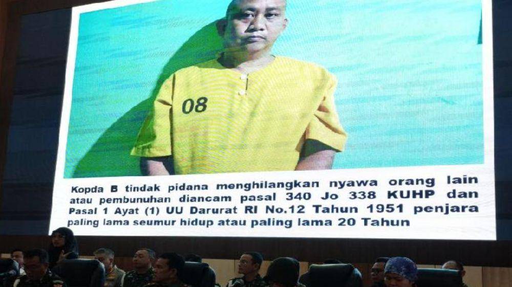 Foto terduga pelaku penembakan polisi di Way Kanan saat penggrebekan judi sabung ayam, Kopda B saat jumpa pers di Lampung. (ANTARA FOTO/Dian Hadiyatna)