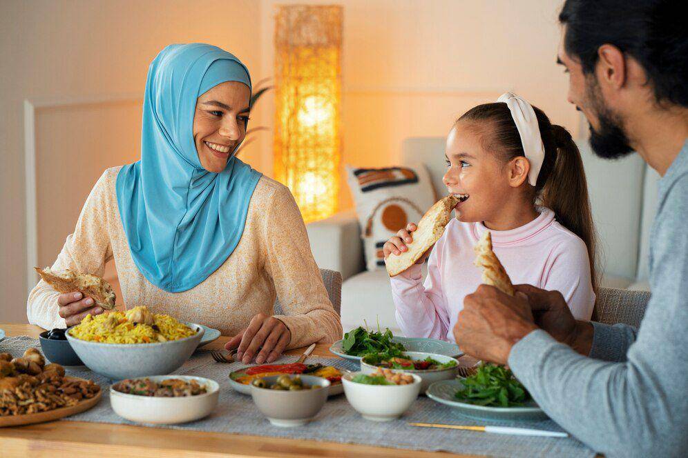 ilustrasi makan bersama (freepik.com/freepik)