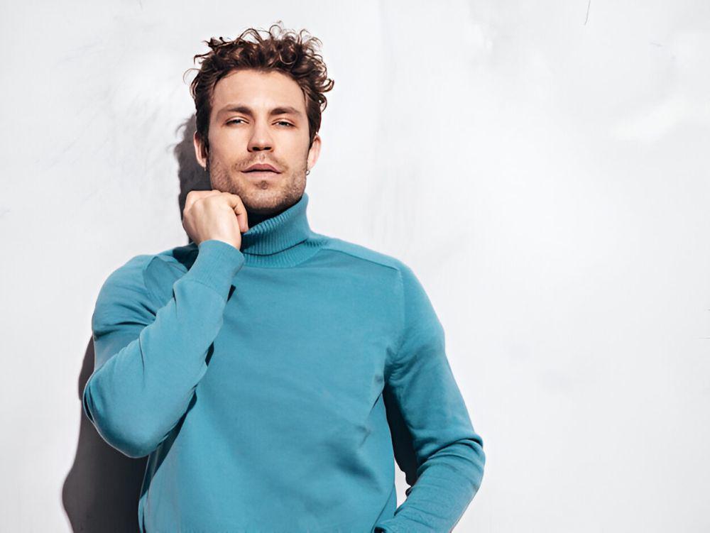 ilustrasi pria mengenakan turtleneck (freepik.com/halayalex)