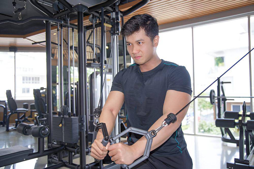 ilustrasi pria melakukan gym (freepik.com/katemangostar)