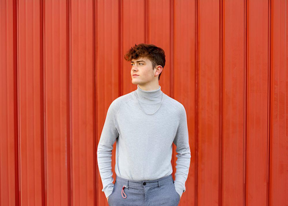 ilustrasi pria mengenakan turtleneck (freepik.com/freepik)