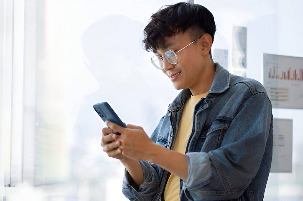 ilustrasi pria menulis chat permintaan maaf (freepik.com/freepik)