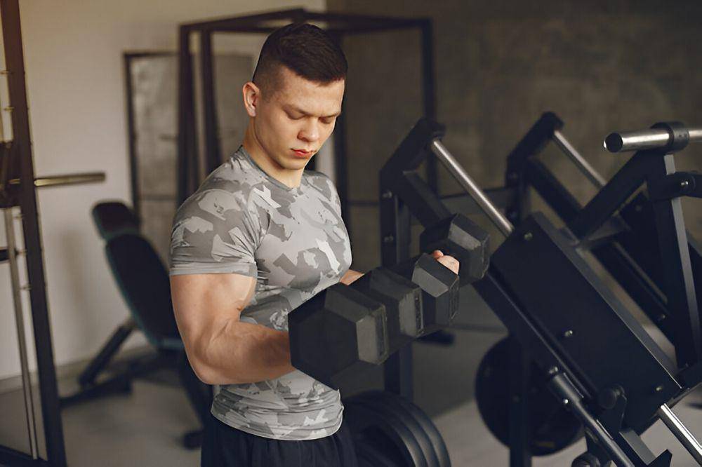 ilustrasi pria melakukan gym (freepik.com/prostooleh)