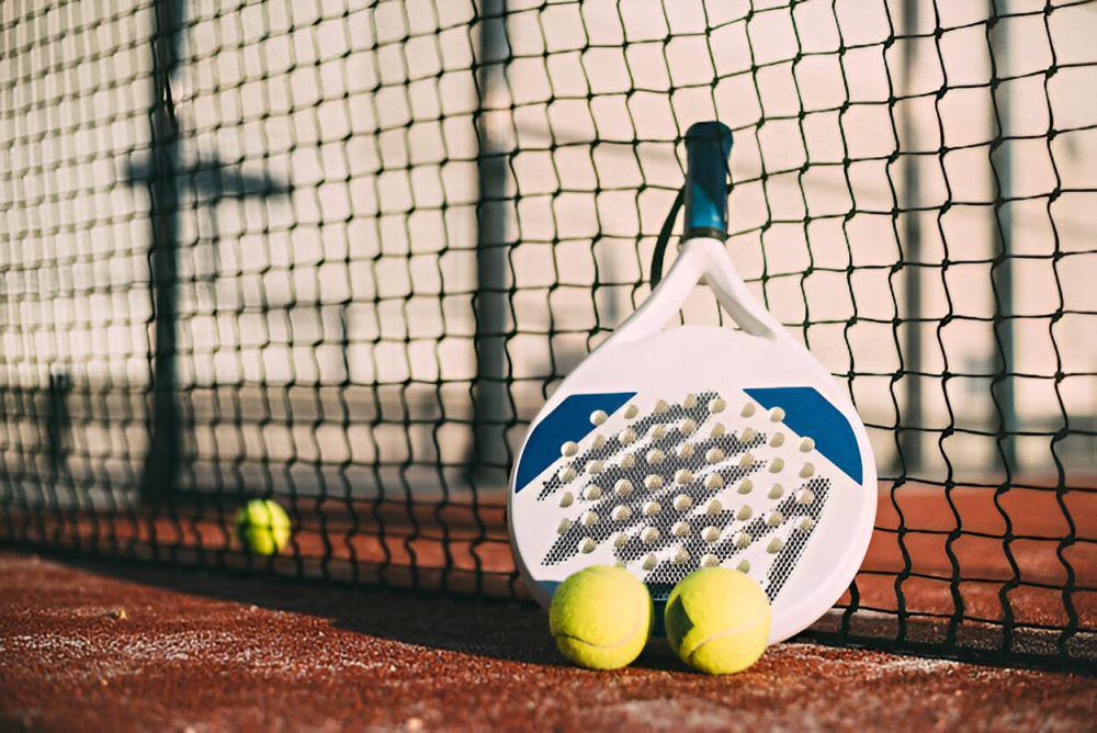 ilustrasi raket padel (freepik.com/HelloDavidPradoPerucha)