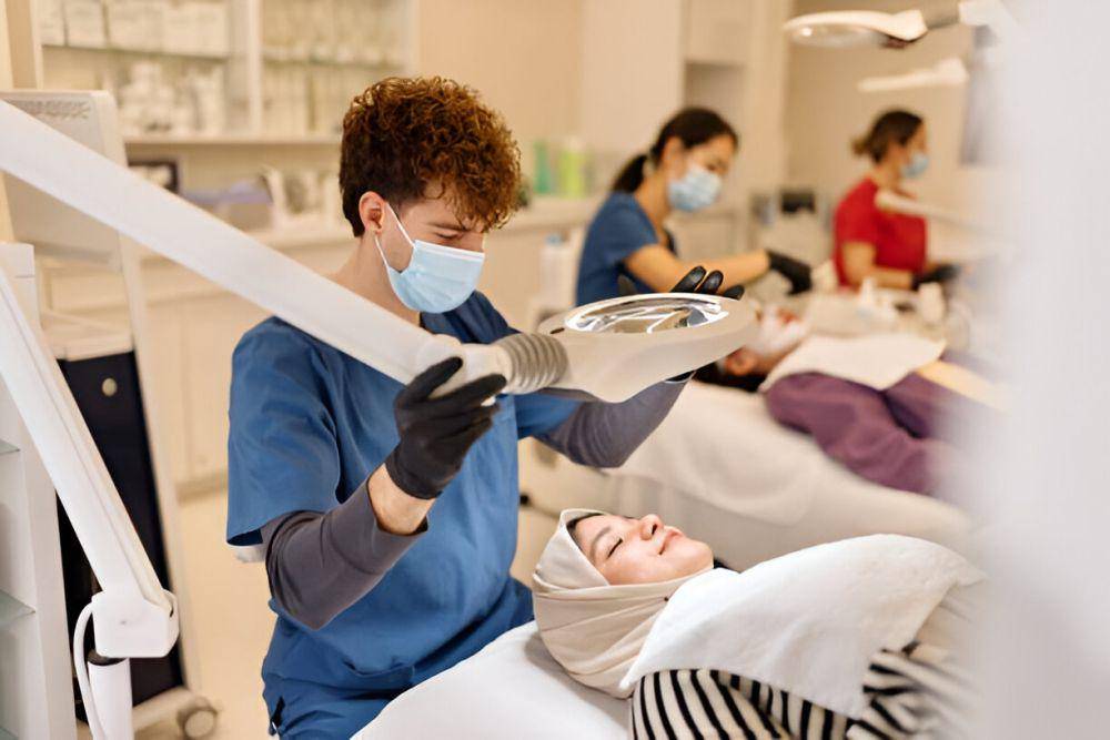 Ilustrasi klinik kecantikan (istockphoto.com/Anchiy)