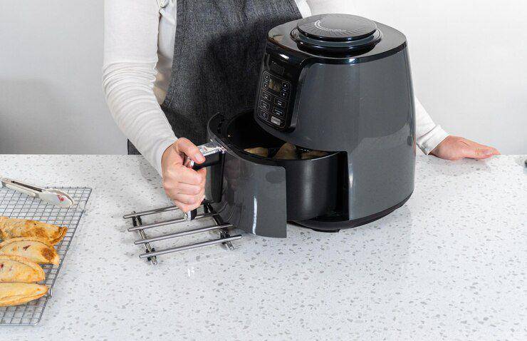 Ilustrasi air fryer (freepik.com/arinahabich)