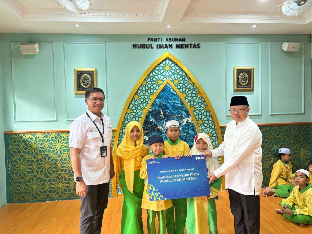 PT Permodalan Nasional Madani (PNM) menyalurkan santunan kepada Masjid Jami Az-Zawiyah dan Panti Asuhan Yatim Piatu Nurul Iman, Jakarta di bulan Ramadan. (dok. PNM)