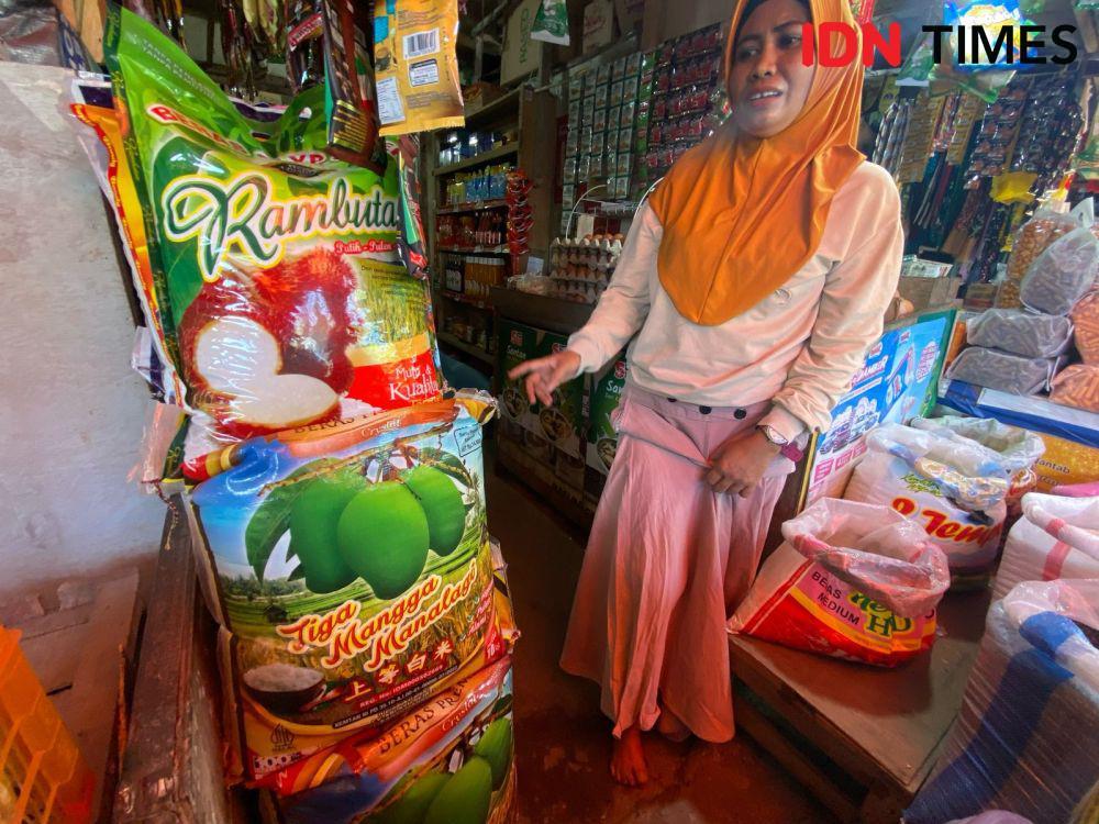 Pedagang berharap stok beras "Tiga Mangga Manalagi" kembali tersedia di pasaran. (IDN Times/Erik Alfian)