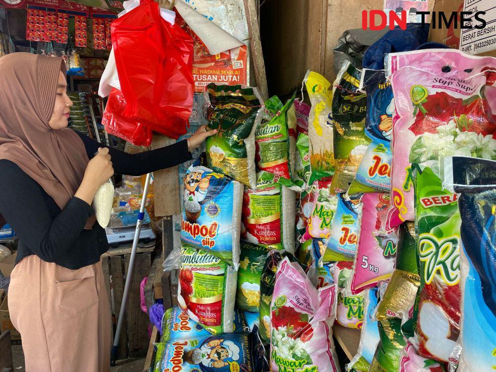 Pedagang beras di Pasar Sepinggan, Balikpapan, mengaku beras "Tiga Mangga Manalagi" merupakan salah satu yang paling laris. (IDN Times/Erik Alfian)