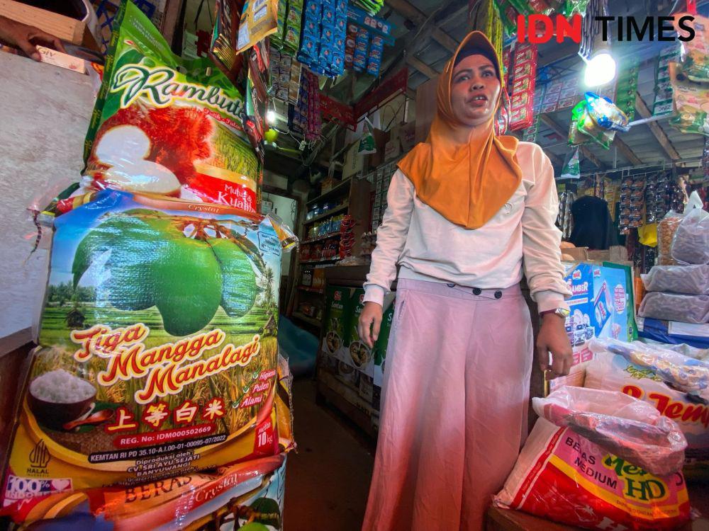 Pedagang menyebut penarikan hanya berlaku untuk beras "Tiga Mangga Manalagi" kemasan 5 kilogram. (IDN Times/Erik Alfian)
