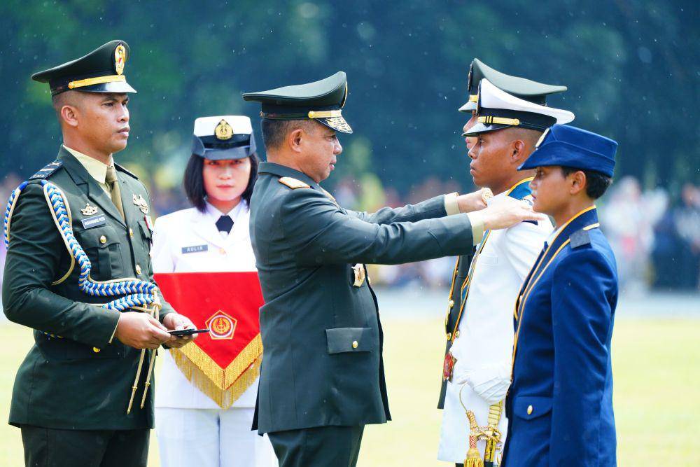 Panglima TNI, Jenderal Agus Subiyanto lantik 805 perwira prajurit karier di Stadion Tridek Mabes TNI, Cilangkap, Jakarta Timur. (Dokumentasi Puspen TNI)