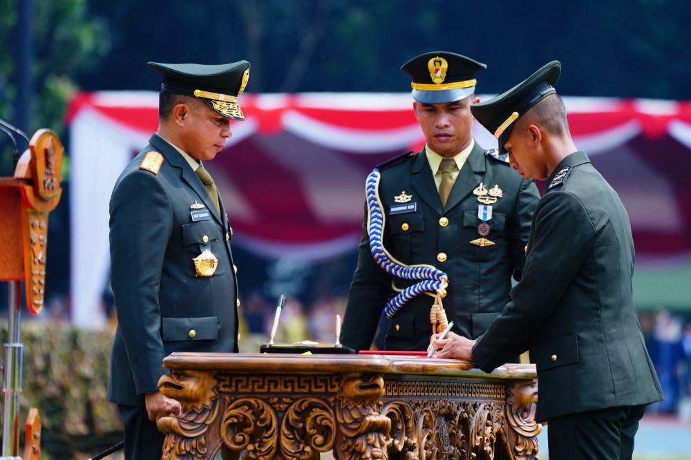Panglima TNI, Jenderal Agus Subiyanto lantik 805 perwira prajurit karier di Stadion Tridek Mabes TNI, Cilangkap, Jakarta Timur. (Dokumentasi Puspen TNI)