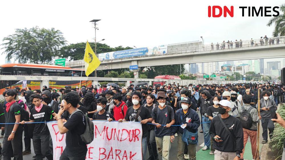 Massa Aksi Terus Bertambah, Jalan Depan Gedung DPR Ditutup