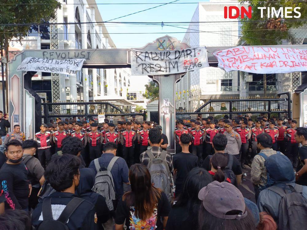 Demo UU TNI di Medan, Massa Aksi Nyanyikan Lagu Bayar Bayar Bayar