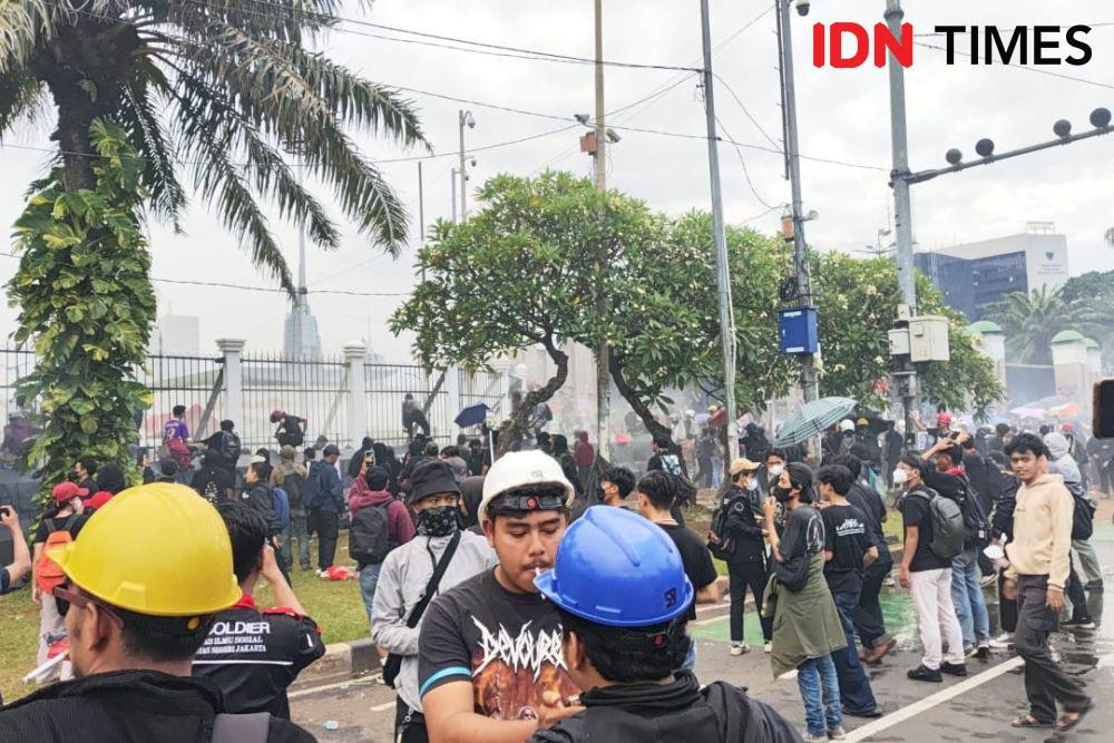 Demo di DPR Memanas, Polisi Semprot Massa dengan Water Cannon