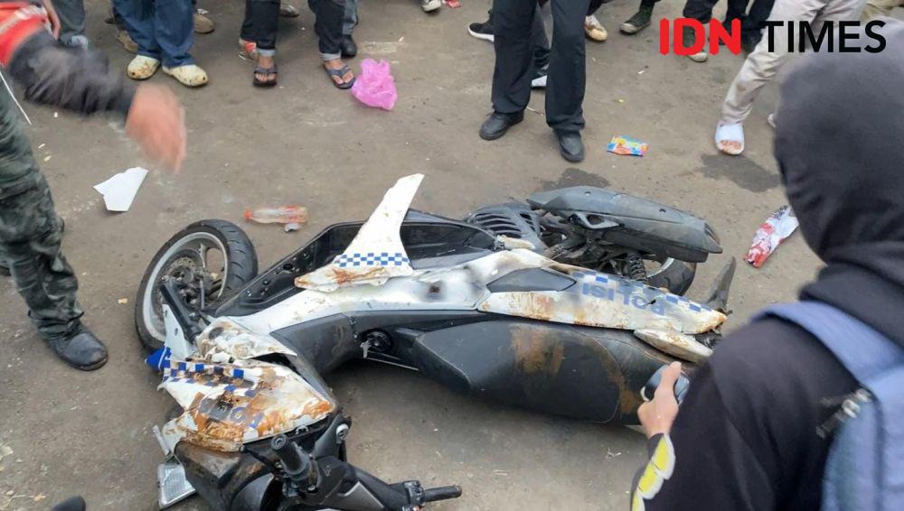 Massa Aksi Bakar Motor Berpelat Polisi di Gedung DPR