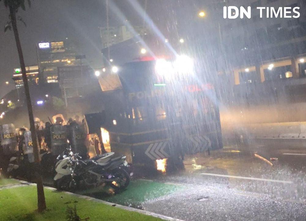 Polisi Pukul Mundur Massa Aksi Tolak UU TNI di Gedung DPR