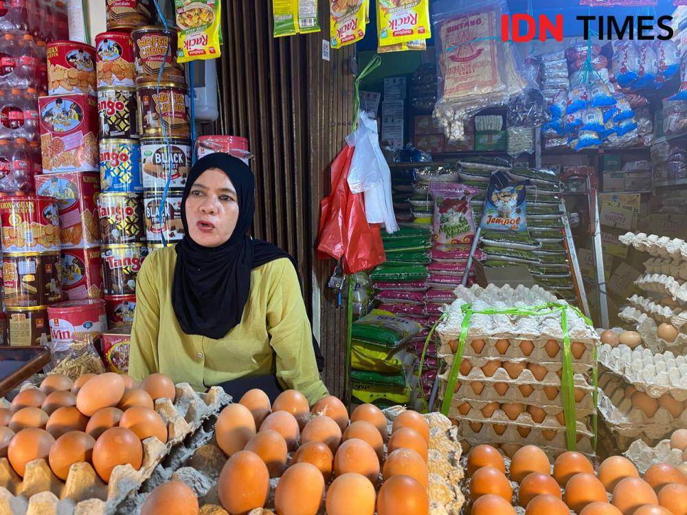 Hajah Nani, pedagang sembako di Pasar Sepinggan, Balikpapan, mengaku sebelumnya takaran beras Tiga Mangga Manalagi tak pernah bermasalah. (IDN Times/Erik Alfian)