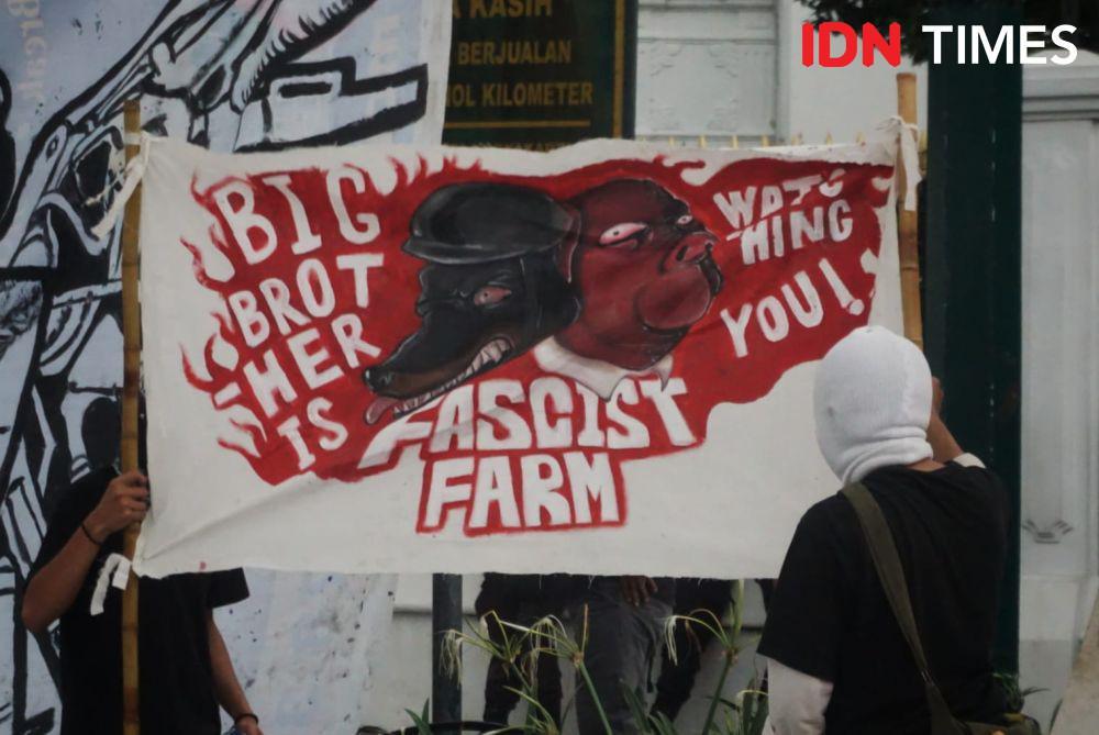 Aliansi Jogja Memanggil gelar aksi tolak revisi UU TNI di depan Gedung Agung, Yogyakarta. (IDN Times/Tunggul Damarjati)