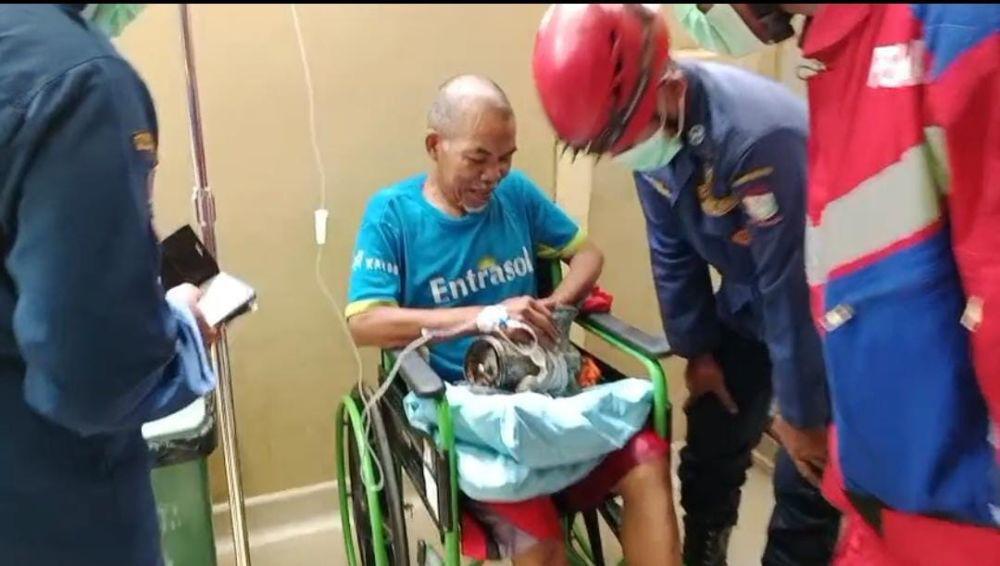 Damkar Makassar Evakuasi Tangan Pria Lansia Terjepit Mesin Penggiling