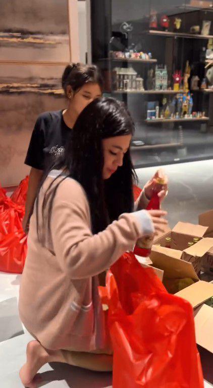 potret Felicya Angelista bagi-bagi sembako (instagram.com/felicyangelista_)