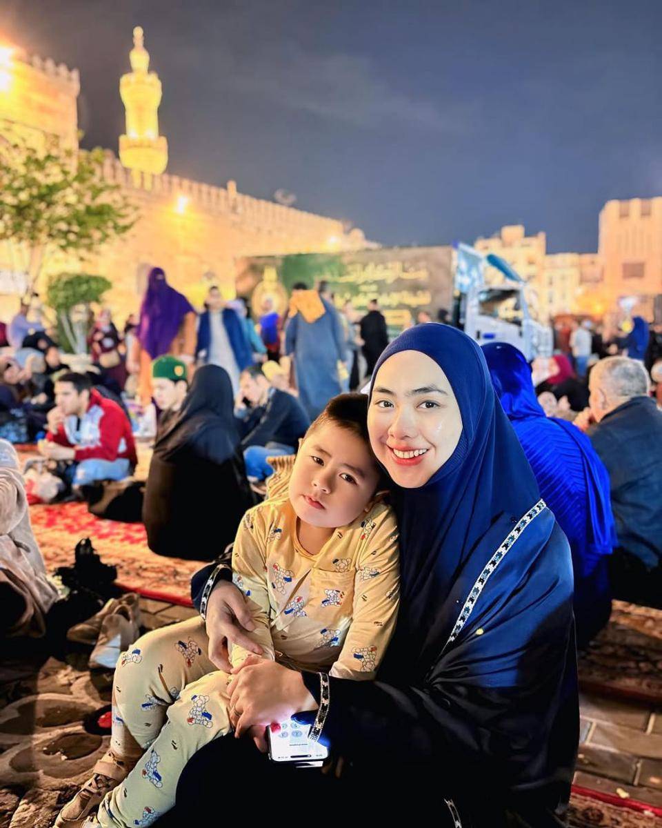 Oki Setiana Dewi dan keluarga itikaf di Masjid Al-Azhar, Kairo, Mesir (instagram.com/okisetianadewi)
