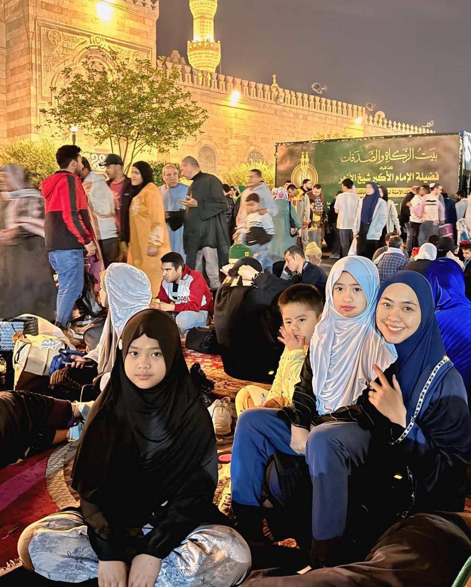 Oki Setiana Dewi dan keluarga itikaf di Masjid Al-Azhar, Kairo, Mesir (instagram.com/okisetianadewi)